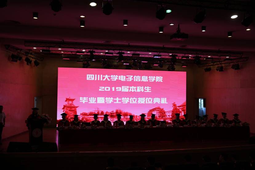 本科博士生导师在主席台就坐.PG