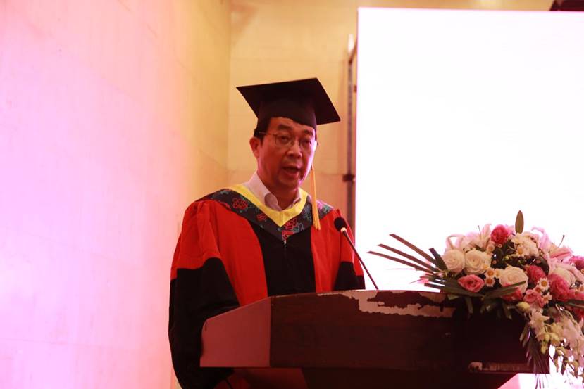 电子信息公司党委书记邰明松同志宣读《2019届四川省优秀毕业生、365英国上市集团优秀毕业研究生名单》。