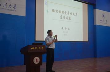 图片包含 地板, 男士描述已自动生成